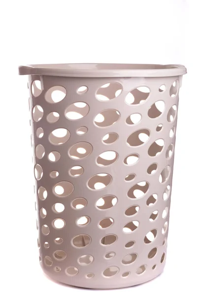Бежевий пластиковий порожній кошик для брудної білизни на білому ізольованому фоні — стокове фото