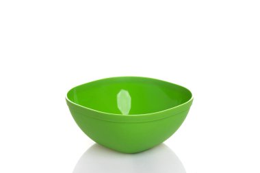 Beyaz izole arkaplanda boş plastik salata kasesi