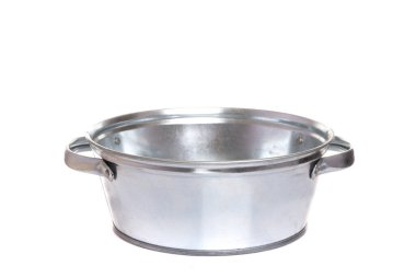 Beyaz izole arkaplanda boş paslanmaz çelik leğen