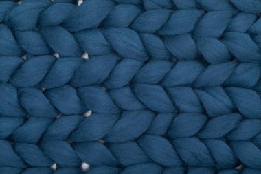 Mavi yakın plan çekimde doğal malzemelerden örülmüş yün.