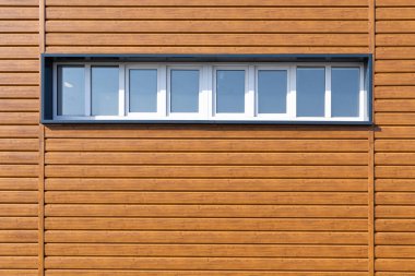 Küçük pencereli ahşap duvar arkaplanı. Hafif ahşap desen. Modern ahşap şablon. Yatay ahşap ses kalasları