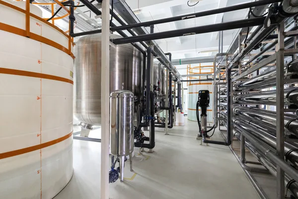 Close-up photo of white pipes and tanks. Chemistry and medicine production. Pharmaceutical factory. Interior of a high-tech factory — Stock Photo, Image