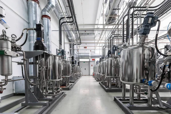 Foto de tubos cinzentos e tanques. Química e produção de medicamentos. Fábrica farmacêutica. Interior de uma fábrica de alta tecnologia, produção moderna — Fotografia de Stock