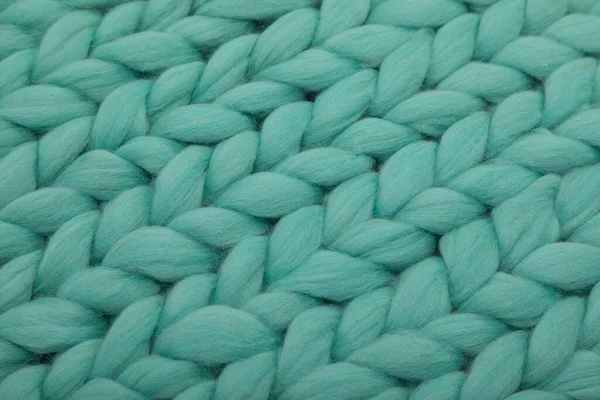Örgü örülmüş nane rengi büyük doğal yün örgü konsepti