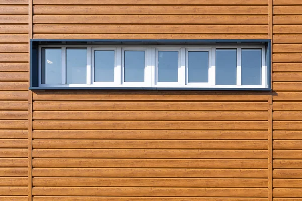 Küçük pencereli ahşap duvar arkaplanı. Hafif ahşap desen. Modern ahşap şablon. Yatay ahşap ses kalasları