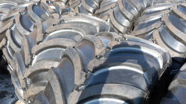 Foto de cerca de neumáticos grandes negros sobre ruedas para coches grandes — Foto de Stock