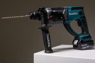 Makita sondaj aletinin arka planda fotokopi alanı ile izole edilmiş delikler açmak için fotoğraf çekimi aracı. Onarım ve inşaat konsepti