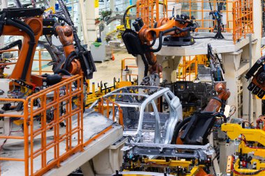 Araba cesetlerinin fotoğrafı montaj hattında. Araba üretim fabrikası. Modern otomotiv endüstrisi. Elektrikli araba fabrikası, taşıyıcı