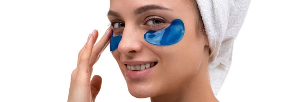 目の周りの顔のスキンケアの青いパッチを持つ美しい女性,化粧品の手順 — ストック写真
