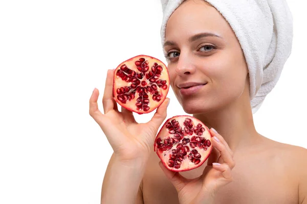 Giovane donna dopo la doccia con pompelmo in mano, Concetto vitamine e minerali per la pelle — Foto Stock