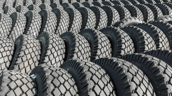 Foto di grandi pneumatici neri su ruote per auto di grandi dimensioni — Foto Stock