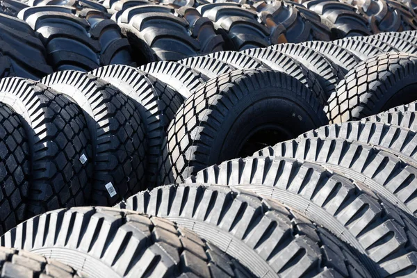 Foto de pneus grandes pretos sobre rodas para carros grandes — Fotografia de Stock