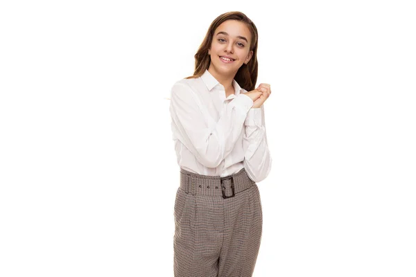 Foto de una hermosa y linda morena con el pelo largo en una blusa blanca y pantalones en una jaula que sonríe y se mantiene aislada sobre un fondo blanco —  Fotos de Stock