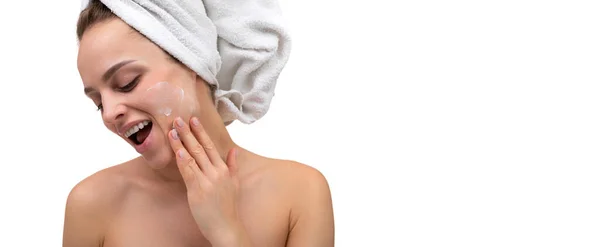 Wanita ceria setelah mandi menerapkan krim di wajahnya perawatan kulit prosedur kosmetik — Stok Foto