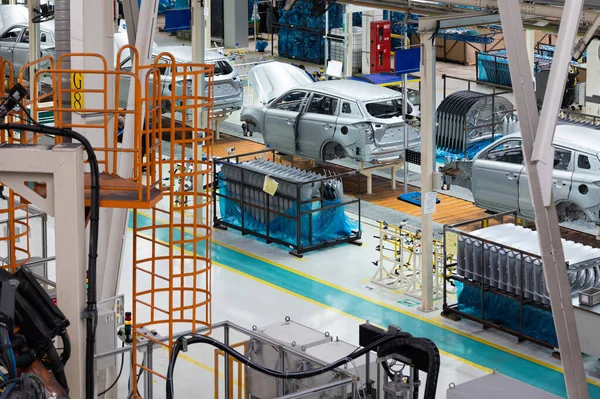 Karosserien laufen am Fließband. Fabrik für die Produktion von Autos. Moderne Automobilindustrie. Fabrik für Elektroautos, Förderband — Stockfoto