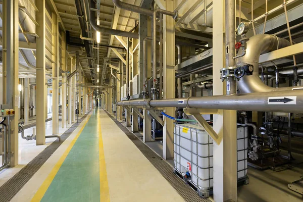 Foto van pijpen en tanks. Chemie en geneeskunde productie. Farmaceutische fabriek. Interieur van een hightech fabriek, moderne productie — Stockfoto