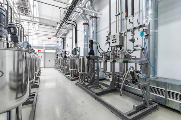 Fotografie potrubí a nádrží. Chemie a výroba léků. Farmaceutická továrna. Interiér high-tech továrny, moderní výroba — Stock fotografie