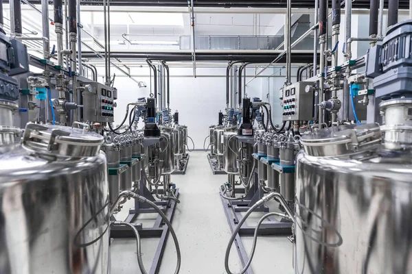 Photo of pipes and tanks. Chemistry and medicine production. Pharmaceutical factory. Interior of a high-tech plant, modern production — Stockfoto