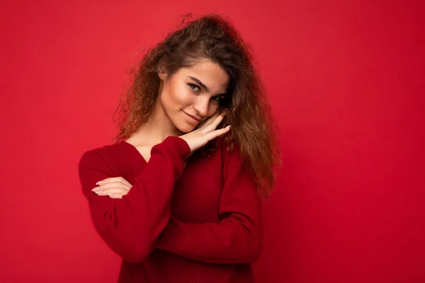 Mladý krásný druh roztomilé kudrnaté brunetky žena s upřímné emoce balancující izolované na pozadí zdi s kopírovat prostor na sobě ležérní tmavě červený svetr. Easygoing concept — Stock fotografie