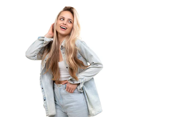 Blond vrouw op witte achtergrond poseren met een glimlach — Stockfoto
