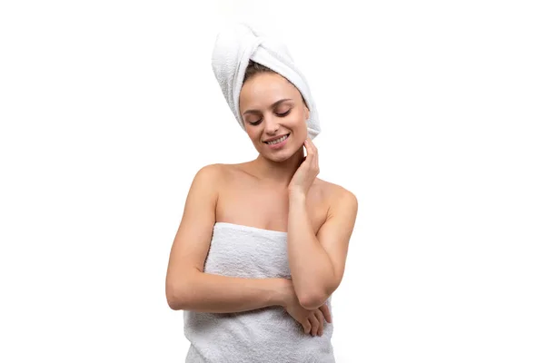 Mulher sexy de meia-idade após tratamentos de spa com pele bem tratada em um fundo branco — Fotografia de Stock