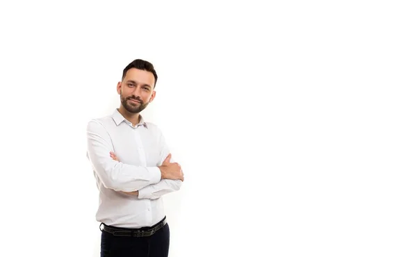 Επιχειρηματικό πορτρέτο ενός επιχειρηματία με πουκάμισο σε λευκό φόντο με τα χέρια σταυρωμένα στο στήθος του — Φωτογραφία Αρχείου