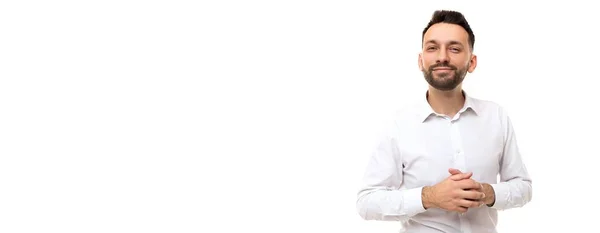 Nuori liikemies valkoisessa paidassa valkoisella taustalla kädet ristissä rintaansa osoittaa luottamusta ja avoimuutta, käsite myrkyttömän liiketoiminnan ja liiketoiminnan ominaisuuksia — kuvapankkivalokuva