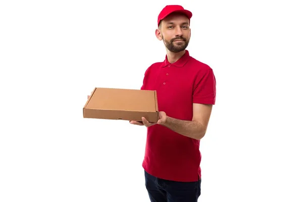 피자 한 박스를 들고 있는 빨간 유니폼을 입은 운반차 — 스톡 사진