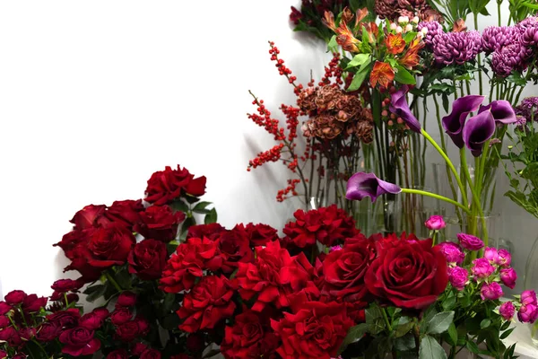 Vasos de flores frescas na geladeira de uma florista — Fotografia de Stock