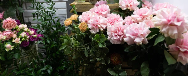 Rosas frescas cortadas en tonos delicados en una floristería — Foto de Stock