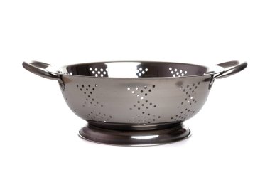 Beyaz arkaplanda boş tutacakları olan paslanmaz çelik kevgir.