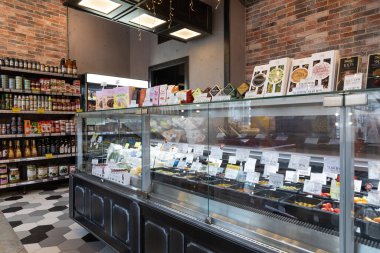 Minsk, Belarus - 20 Aralık 2021: ön planda büyük bir soğutmalı vitrin ve duvar boyunca uzanan ürünlerle dolu raflar depolayın.