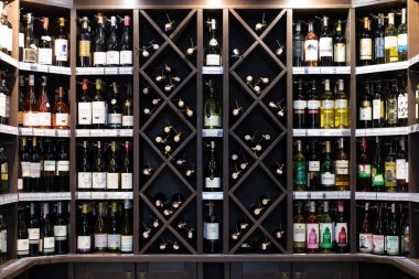 Minsk, Belarus - 20 Aralık 2021: Lüks şarap ve alkollü içecekler satan bir mağazanın içindeki raf