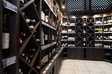 Minsk, Belarus - 20 Aralık 2021: Alkollü içecekler satan bir dükkanın içi