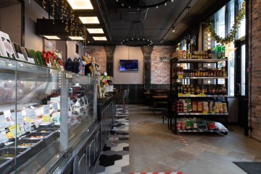 Minsk, Belarus - 20 Aralık 2021: Önemli ürünler satan küçük bir dükkanın içi