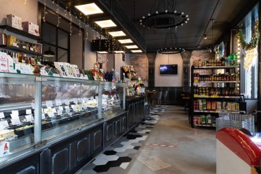 Minsk, Belarus - 20 Aralık 2021: Arkasında küçük bir kafe olan bir bakkal dükkanı