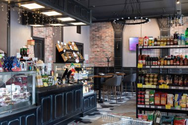 Minsk, Belarus - 20 Aralık 2021: Ziyaretçiler için masaları, ön planda büyük bir vitrini olan küçük bir mağazanın içi