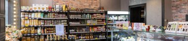 Minsk, Belarus - 20 Aralık 2021: küçük bir marketin içi