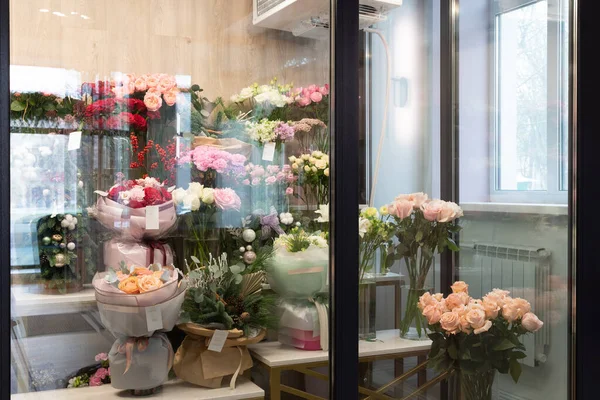 Geladeira em uma loja de flores com buquês nas prateleiras — Fotografia de Stock