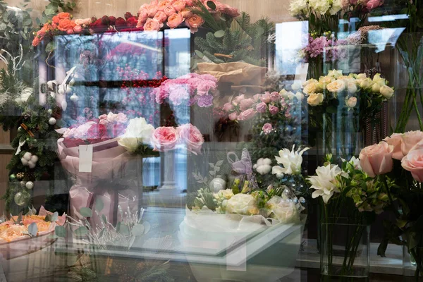 Shop window selling flowers for valentines day — Fotografia de Stock