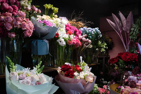 Bouquets on shelves in a florist shop — Fotografia de Stock