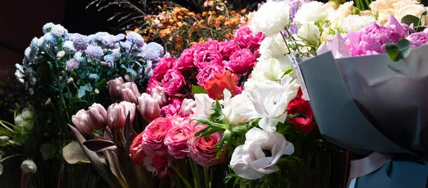 Arranjo florístico de flores de redução frescas em uma prateleira de loja — Fotografia de Stock