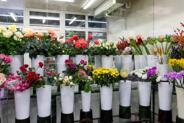ताजा काटने वाले फूलों के रेफ्रिजरेटर में फूलों के साथ फ्लोरिस्ट शॉप विंडो — स्टॉक फ़ोटो, इमेज