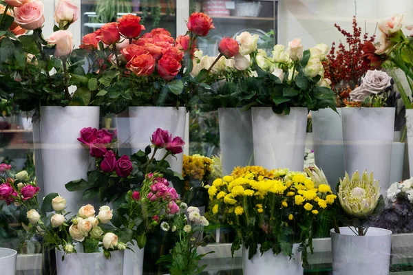 Armazém florístico com buquês de arranjos de flores cortadas na geladeira — Fotografia de Stock