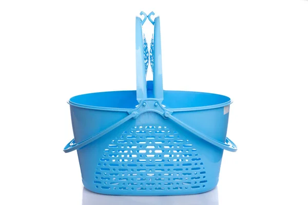 Plástico vazio cesta de compras azul para compras ou compras com alças e tampa aberta — Fotografia de Stock