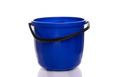 Beyaz arka planda siyah saplı mavi plastik kova