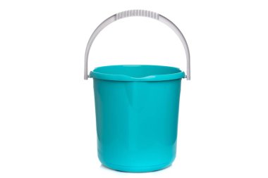 Beyaz izole arkaplanda boş mavi kova