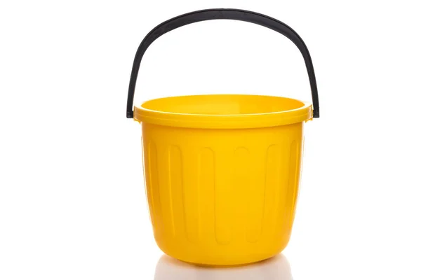 Prázdný žlutý kbelík s černou rukojetí na bílém pozadí — Stock fotografie