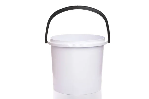 Bílý plast prázdný kbelík na bílém pozadí — Stock fotografie