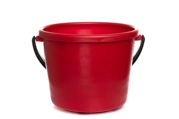 Prázdný červený plastový kbelík s černou rukojetí na bílém izolovaném pozadí — Stock fotografie
